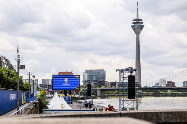 Sport, Football, UEFA EURO 2024 Host City Düsseldorf before the start of the European Championship 2024 12 06 2024, Düsseldorf The public viewing zone on the banks of the Rhine in Düsseldorf, the UEFA EURO 2024 logo can be seen on the monitor, the Düsseldorf Rhine Tower can be seen in the background Düsseldorf North Rhine-Westphalia Germany