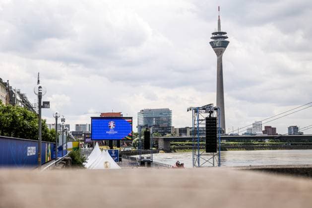 Sport, Football, UEFA EURO 2024 Host City Düsseldorf before the start of the European Championship 2024 12 06 2024, Düsseldorf The public viewing zone on the banks of the Rhine in Düsseldorf, the UEFA EURO 2024 logo can be seen on the monitor, the Düsseldorf Rhine Tower can be seen in the background Düsseldorf North Rhine-Westphalia Germany