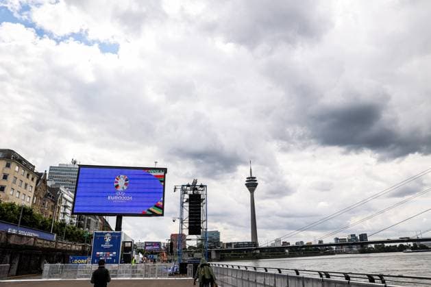 Sport, Football, UEFA EURO 2024 Host City Düsseldorf before the start of the European Championship 2024 12 06 2024, Düsseldorf The public viewing zone on the banks of the Rhine in Düsseldorf, the UEFA EURO 2024 logo can be seen on the monitor, the Düsseldorf Rhine Tower can be seen in the background Düsseldorf North Rhine-Westphalia Germany