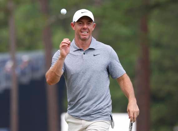 Sport Bilder des Tages Rory McElroy of Northern Ireland tosses a ball to his caddie during a practice round at the 124th U.S. Open golf championship at Pinehurst Resort & Country Club in Pinehurst, N.C. on Wednesday, June 12, 2024.  NCP20240612123 JOHNxANGELILLO