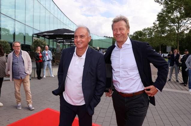 12 06 24 VfB Stuttgart Premiere event documentary VfBinTeam as cinema film Germany, Leonberg, 12 06 2024, Football, Bundesliga, VfB Stuttgart, Premiere event documentary VfBinTeam as cinema film in the Traumpalast cinema Leonberg v l Hansi Müller, Guido Buchwald