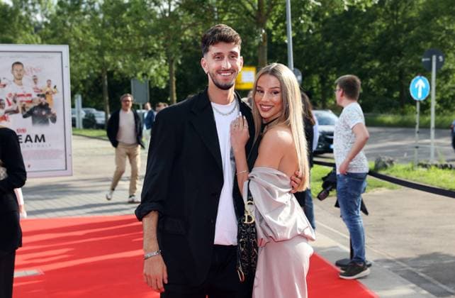 12 06 24 VfB Stuttgart premiere event documentary VfBinTeam as cinema film Germany, Leonberg, 12 06 2024, Football, Bundesliga, VfB Stuttgart, Premiere event documentary VfBinTeam as cinema film in the Traumpalast cinema Leonberg Atakan Karazor with girlfriend Lisa Marie