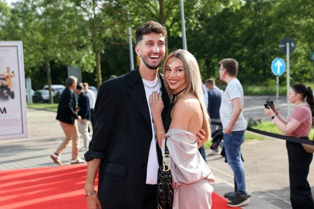 12 06 24 VfB Stuttgart premiere event documentary VfBinTeam as cinema film Germany, Leonberg, 12 06 2024, Football, Bundesliga, VfB Stuttgart, Premiere event documentary VfBinTeam as cinema film in the Traumpalast cinema Leonberg Atakan Karazor with girlfriend Lisa Marie