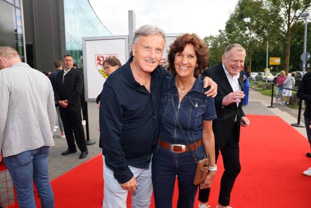 12 06 24 VfB Stuttgart premiere event documentary VfBinTeam as cinema film Germany, Leonberg, 12 06 2024, Football, Bundesliga, VfB Stuttgart, premiere event documentary VfBinTeam as cinema film in the Traumpalast cinema Leonberg Gerhard Wörn with wife Susanne