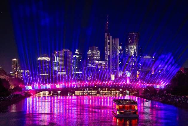 European Football Championship 2024 light show in Frankfurt am Main A spectacular light show at the Flößerbrücke bridge in Frankfurt am Main puts spectators in the mood for the start of the European Football Championship 2024, which will take place from June 14 to July 14, 2024 Frankfurt am Main Hesse Germany 2024-06-12_ffm_fussball-em2024_lightshow_03_20240613