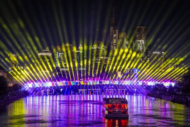 European Football Championship 2024 light show in Frankfurt am Main A spectacular light show at the Flößerbrücke bridge in Frankfurt am Main puts spectators in the mood for the start of the European Football Championship 2024, which will take place from June 14 to July 14, 2024 Frankfurt am Main Hesse Germany 2024-06-12_ffm_fussball-em2024_lightshow_07_20240613