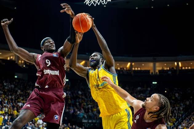 Basketball Berlin 12 06 2024 Season 2023 2024 1 Bundesliga easyCredit BBL Playoffs Final Match 3 Alba Berlin FC Bayern Munich Khalifa Koumadje Alba Berlin, No 21 Christ Isaac Bonga Munich, No 09