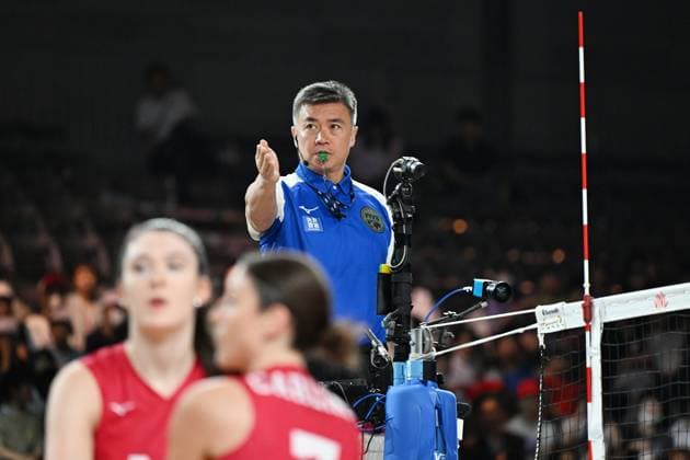 Referee, JUNE 13, 2024 - Volleyball : FIVB Volleyball Nations League 2024 Women s Preliminary Round between Netherlands 0-3 USA at West Japan General Exhibition Center, Fukuoka, Japan. Noxthirdxpartyxsales  (256243789_20240613)