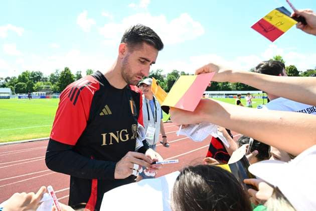 Belgium Media Activities UEFA EURO, EM, Europameisterschaft,Fussball 2024 13 06 2024 FREIBERG AM NECKA, GERMANY - JUNE 13 : Casteels Koen goalkeeper of Belgium signing autographs during a training session of the Belgian Red Devils at the UEFA Euro 2024 European Football Championship tournament on June 13, 2024 in Freiberg am Necka, Germany, 13 06 2024 Freiberg am Necka Germany  Copyright: xVincentxKalutx