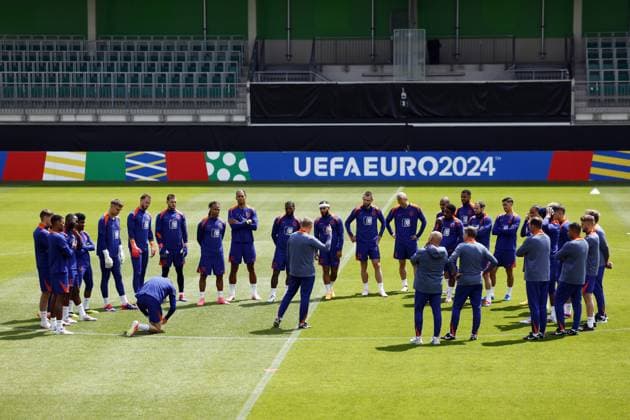 WOLFSBURG - Ronald Koeman in front of the group during a training session of the Dutch national team, Nationalteam at the AOK Stadium on June 13, 2024 in Wolfsburg, Germany. The Dutch national team is preparing for the first group match at the European Football Championship in Germany against Poland. ANP KOEN VAN WEEL UEFA EURO, EM, Europameisterschaft,Fussball 2024 Germany 2024 xVIxANPxSportx xxANPxIVx 500983019 originalFilename: 500983019_20240613.jpg