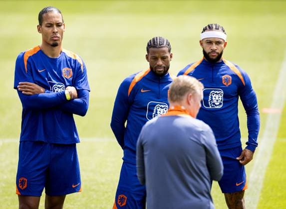 WOLFSBURG - Virgil van Dijk, Georginio Wijnaldum and Memphis Depay listen to national coach Ronald Koeman during a training session of the Dutch national team, Nationalteam at the AOK Stadium on June 13, 2024 in Wolfsburg, Germany. The Dutch national team is preparing for the first group match at the European Football Championship in Germany against Poland. ANP KOEN VAN WEEL UEFA EURO, EM, Europameisterschaft,Fussball 2024 Germany 2024 xVIxANPxSportx xxANPxIVx 500985978 originalFilename: 500985978_20240613.jpg