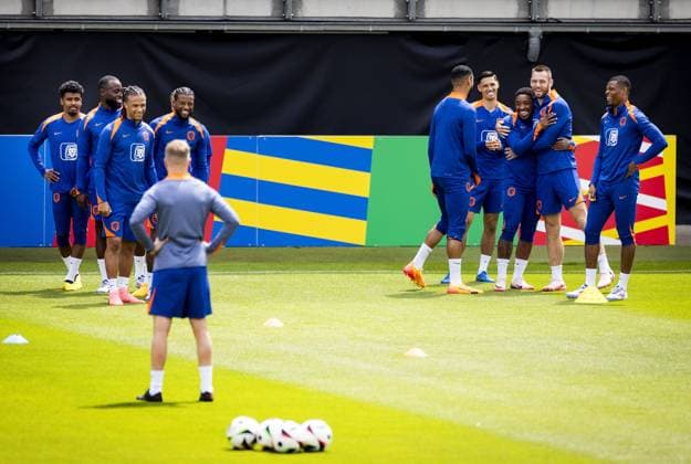 WOLFSBURG - Ian Maatsen, Lutsharel Geertruida, Nathan Ake, Georginio Wijnaldum, Cody Gakpo, Tijjani Reijnders, Steven Bergwijn, Stefan de Vrij and Denzel Dumfries during a training session of the Dutch national team, Nationalteam at the AOK Stadium on June 13, 2024 in Wolfsburg, Germany. The Dutch national team is preparing for the first group match at the European Football Championship in Germany against Poland. ANP KOEN VAN WEEL UEFA EURO, EM, Europameisterschaft,Fussball 2024 Germany 2024 xVIxANPxSportx xxANPxIVx 500988442 originalFilename: 500988442.jpg