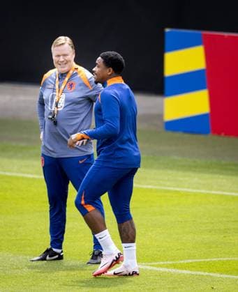 WOLFSBURG - National coach Ronald Koeman and Steven Bergwijn during a training session of the Dutch national team, Nationalteam in the AOK Stadium on June 13, 2024 in Wolfsburg, Germany. The Dutch national team is preparing for the first group match at the European Football Championship in Germany against Poland. ANP KOEN VAN WEEL UEFA EURO, EM, Europameisterschaft,Fussball 2024 Germany 2024 xVIxANPxSportx xxANPxIVx 500989052 originalFilename: 500989052.jpg