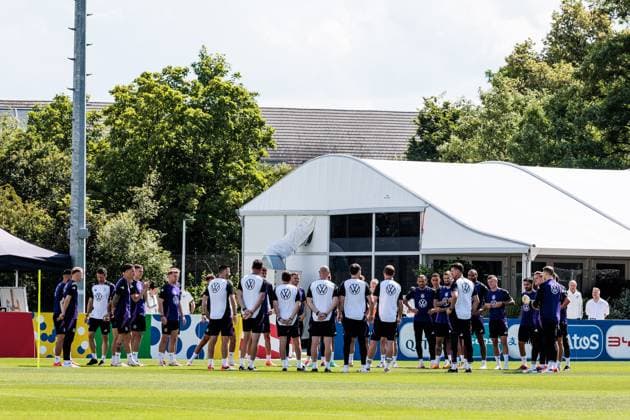 UEFA EURO 2024 final training Germany MD 1 13 06 2024 Team circle before the team photo the team welcomes Emre Can Germany, 25 official UEFA EURO 2024 Germany final training MD 1 HerzoBase, Herzogenaurach on 13 06 2024 Copyright: xBEAUTIFULxSPORTS Wunderlx