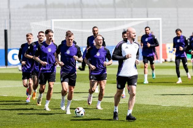 UEFA EURO 2024 Final training Germany MD 1 13 06 2024 Warm-up at the start of training Toni Kroos Germany, 8 with ball UEFA EURO 2024 Germany Final training MD 1 HerzoBase, Herzogenaurach on 13 06 2024 Copyright: xBEAUTIFULxSPORTS Wunderlx