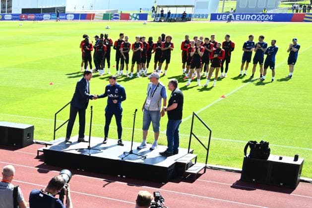 Belgium Media Activities UEFA EURO, EM, Europameisterschaft,Fussball 2024 13 06 2024 FREIBERG AM NECKA, GERMANY - JUNE 13 : Dirk Schaible Burgermeister Stadt Freiberg am Neckar with Tedesco Domenico head coach of Belgium during a training session of the Belgian Red Devils at the UEFA Euro 2024 European Football Championship tournament on June 13, 2024 in Freiberg am Necka, Germany, 13 06 2024 Freiberg am Necka Germany  Copyright: xVincentxKalutx