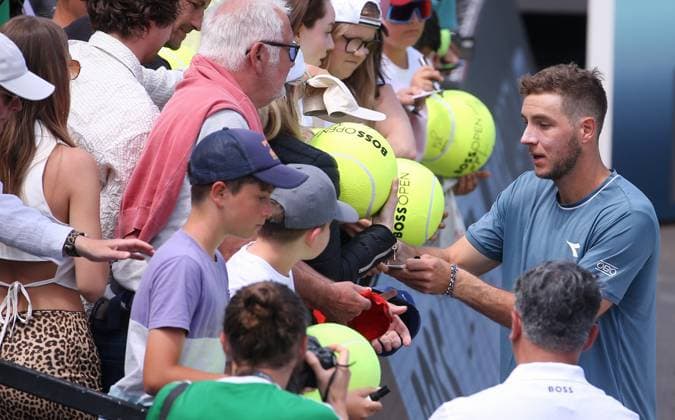 BAU 13 06 2024 Stuttgart Tennis Boss Open, Jan Lennard Struff GER signs autographs