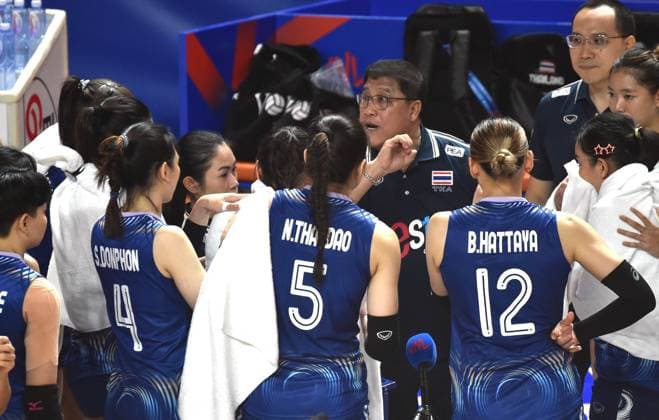 (240613) -- HONG KONG, June 13, 2024 -- Nataphon Srisamutnak (C), head coach of Thailand, instructs players during the preliminary match between Bulgaria and Thailand at the Women s Volleyball Nations League 2024 Hong Kong in Hong Kong, south China, June 13, 2024. ) (SP)CHINA-HONG KONG-VOLLEYBALL-WOMEN S NATIONS LEAGUE 2024-BULGARIA VS THAILAND (CN) LoxPingxFai 