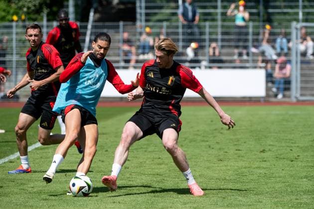 Yannick Carrasco Belgium, 11 in duel with Kevin de Bruyne Belgium, 07 , GER, Belgium BEL , Public Training Session, European Football Championship, UEFA EURO 2024, 13 06 2024 GER, Belgium BEL , Public Training Session, European Football Championship, UEFA EURO 2024, 13 06 2024 Freiberg am Neckar Copyright: xEibner-Pressefoto Memmlerx EP_MMR