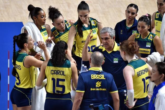 (240613) -- HONG KONG, June 13, 2024 -- Jose Roberto Guimaraes (C), head coach of Brazil, instructs players during the preliminary match between Germany and Brazil at the Women s Volleyball Nations League 2024 Hong Kong in Hong Kong, south China, June 13, 2024. ) (SP)CHINA-HONG KONG-VOLLEYBALL-WOMEN S NATIONS LEAGUE 2024-GERMANY VS BRAZIL (CN) LoxPingxFai 