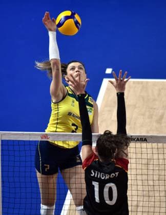 (240613) -- HONG KONG, June 13, 2024 -- Rosamaria Montibeller (top) of Brazil spikes the ball during the preliminary match between Germany and Brazil at the Women s Volleyball Nations League 2024 Hong Kong in Hong Kong, south China, June 13, 2024. ) (SP)CHINA-HONG KONG-VOLLEYBALL-WOMEN S NATIONS LEAGUE 2024-GERMANY VS BRAZIL (CN) LoxPingxFai 