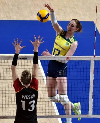(240613) -- HONG KONG, June 13, 2024 -- Julia Bergmann (R) of Brazil spikes the ball during the preliminary match between Germany and Brazil at the Women s Volleyball Nations League 2024 Hong Kong in Hong Kong, south China, June 13, 2024. ) (SP)CHINA-HONG KONG-VOLLEYBALL-WOMEN S NATIONS LEAGUE 2024-GERMANY VS BRAZIL (CN) LoxPingxFai 