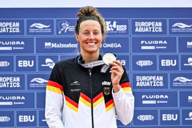 Sport Themen der Woche KW24 Sport Bilder des Tages Leonie Beck of Germany shows the gold medal in the Women s 5 km during European Aquatics Championships Belgrade 2024 at the Ada Ciganlija in Belgrade (Serbia), June 13, 2024. AndreaXMasini