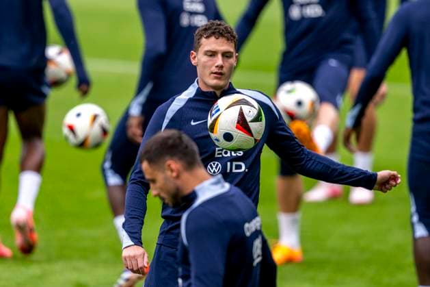 Football France national team, public training on 13 06 2024 in Paderborn before the start of Euro 2024 in Germany Benjamin Pavard warms up Important note According to FIFA or UEFA regulations, it is prohibited to use or have used photographs taken in the stadium and or of the match in the form of sequential images and or video-like photo series Foto Kirchner Media DI Copyright: xKirchner-Media DIx