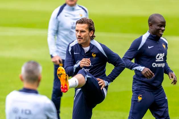 Football France national team, public training on 13 06 2024 in Paderborn before the start of Euro 2024 in Germany Antoine Griezmann warms up Important note According to FIFA or UEFA regulations, it is prohibited to use or have used photographs taken in the stadium and or of the match in the form of sequential images and or video-like photo series Foto Kirchner Media DI Copyright: xKirchner-Media DIx