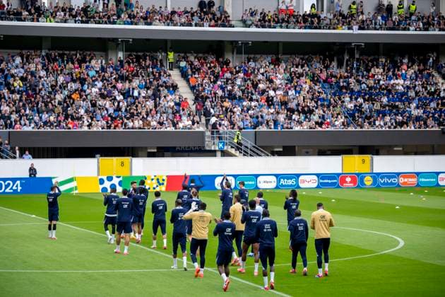 Football France national team, public training on 13 06 2024 in Paderborn before the start of Euro 2024 in Germany France players enter the pitch and wave to the fans Important note According to the guidelines of FIFA or UEFA, it is prohibited to use or have used photographs taken in the stadium and or from the game in the form of sequential images and or video-like photo series Foto Kirchner Media DI Copyright: xKirchner-Media DIx