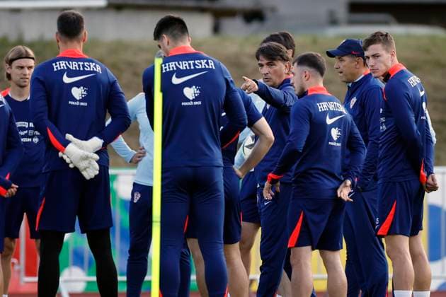 Croatian coach Zlatko Dalic (c) gives instructions to his players during the team s training session held in Neuruppin, Germany, 13 June 2024. Croatian national team, Nationalteam training session !ACHTUNG: NUR REDAKTIONELLE NUTZUNG!  Copyright: xAlbertoxEstevezx GRAF259 20240613-55013862705_1