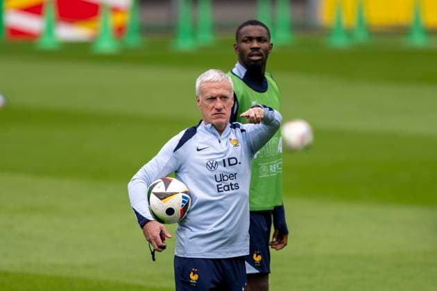 Football France national team, public training on 13 06 2024 in Paderborn before the start of Euro 2024 in Germany Coach Didier Deschamps gives instructions Important note In accordance with FIFA or UEFA regulations, it is prohibited to use or have used photographs taken in the stadium and or of the match in the form of sequential images and or video-like photo series Foto Kirchner Media DI Copyright: xKirchner-Media DIx