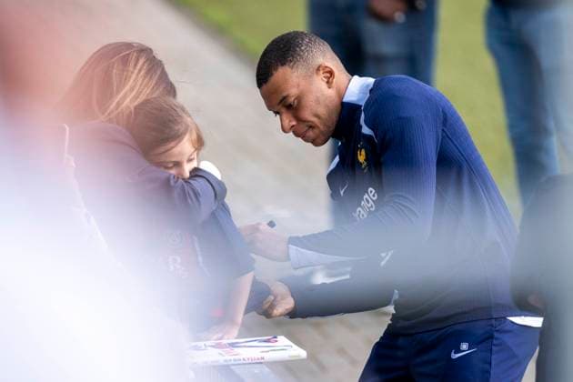 Football France national team, public training on 13 06 2024 in Paderborn before the start of Euro 2024 in Germany Kylian Mbappe signs autographs for the fans Important note In accordance with FIFA and UEFA regulations, it is prohibited to use or have used photographs taken in the stadium and or of the match in the form of sequential images and or video-like photo series Foto Kirchner Media DI Copyright: xKirchner-Media DIx