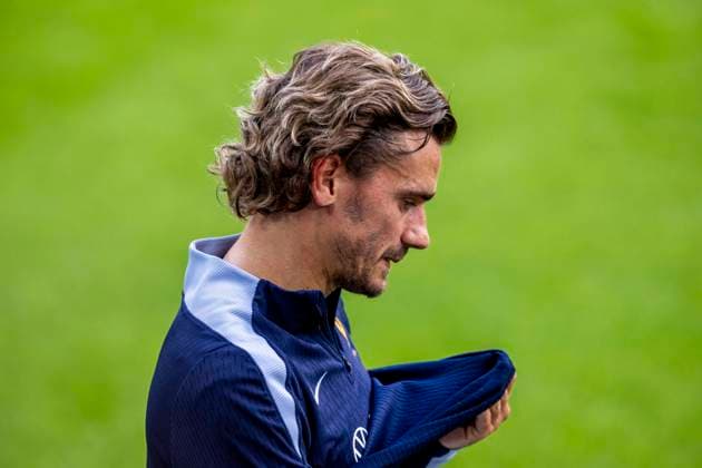 Football France national team, public training on 13 06 2024 in Paderborn before the start of Euro 2024 in Germany Antoine Griezmann wipes his face Important note According to FIFA or UEFA regulations, it is prohibited to use or have used photographs taken in the stadium and or of the match in the form of sequential images and or video-like photo series Foto Kirchner Media DI Copyright: xKirchner-Media DIx