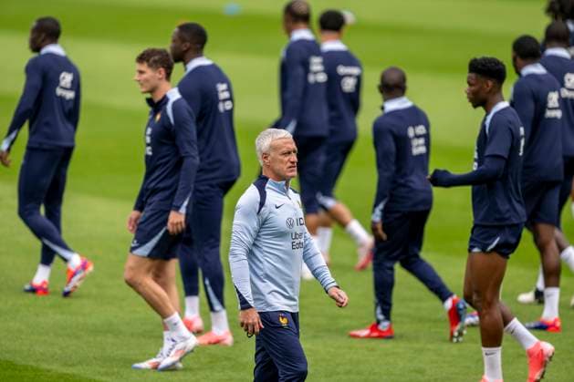 Football France national team, public training on 13 06 2024 in Paderborn before the start of Euro 2024 in Germany Coach Didier Deschamps walks across the pitch with his players Important note According to FIFA or UEFA regulations, it is prohibited to use or have used photographs taken in the stadium and or of the match in the form of sequential images and or video-like photo series Photo Kirchner Media DI Copyright: xKirchner-Media DIx