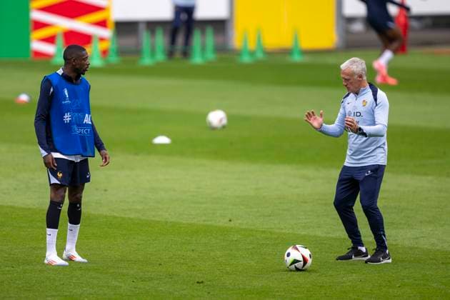 Football France national team, public training on 13 06 2024 in Paderborn before the start of Euro 2024 in Germany Coach Didier Deschamps r talks to Ousmane Dembele Important note According to FIFA or UEFA regulations, it is prohibited to use or have used photographs taken in the stadium and or of the match in the form of sequential images and or video-like photo series Foto Kirchner Media DI Copyright: xKirchner-Media DIx