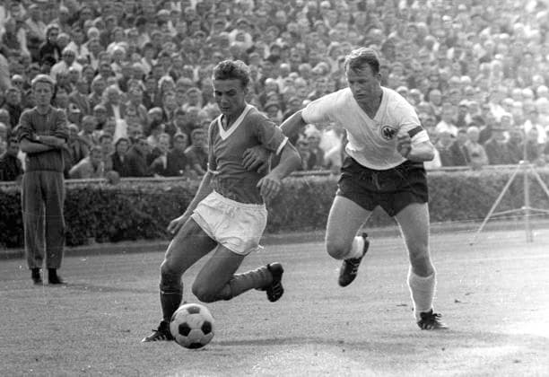 Archivbilder der Woche SPORT KW24 Eintracht Frankfurt - FC Schalke 04 22.08.1964 Aktion, Zweikampf Reinhard -Stan- Libuda (S04) gegen Hermann Höfer (Eintracht) *** Eintracht Frankfurt FC Schalke 04 22 08 1964 Action, duel Reinhard Stan Libuda S04 against Hermann Höfer Eintracht HM