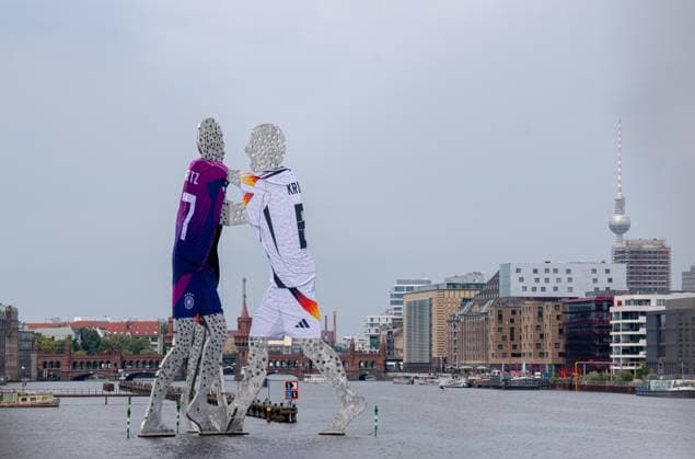 Football, men, 2023 2024 season, Euro 2024 in Germany, Molecule Man in the Spree decorated with jerseys of Manuel Neuer, Florian Wirtz and Toni Kroos, 14 06 2024, Copyright: xSebastianxRäppold MatthiasxKochx