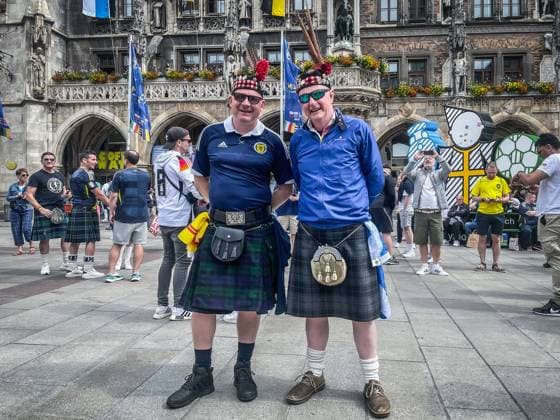 Schottland, Fußball-Europameisterschaft 2024, Fans, öffentliche Veranstaltung, mediale Berichterstattung, festliche Stimmung, Fanartikel, München, Marienplatz, UEFA, Euro, schottische Flagge, Schottland-Trikots, Gruppenfoto, historische Gebäude, Fahnen, Kilt, traditionelle Kleidung, Dudelsack, Fußballfans *** Scotland, European Football Championship 2024, fans, public event, media coverage, festive atmosphere, fan merchandise, Munich, Marienplatz, UEFA, Euro, Scottish flag, Scotland jerseys, group photo, historic buildings, flags, kilt, traditional clothing, bagpipes, soccer fans Copyright: xGrantxHubbsx
