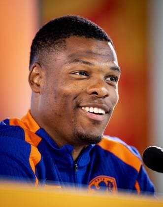 Sport Bilder des Tages WOLFSBURG - Denzel Dumfries during a media moment of the Dutch national team, Nationalteam in the Volkswagen Arena on June 14, 2024 in Wolfsburg, Germany. The Dutch national team is preparing for the first group match at the European Football Championship in Germany against Poland. ANP KOEN VAN WEEL UEFA EURO, EM, Europameisterschaft,Fussball 2024 Germany 2024 xVIxANPxSportx xxANPxIVx 501059825 originalFilename: 501059825.jpg