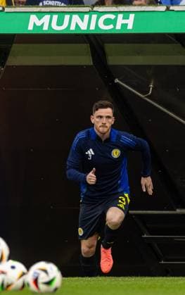 Football - UEFA EURO, EM, Europameisterschaft,Fussball 2024 - Group A - Germany v Scotland MUNICH, GERMANY - Friday, June 14, 2024: Scotland s captain Andrew Robertson sprints out during the pre-match warm-up before the opening UEFA Euro 2024 match between Germany and Scotland at the Allianz Arena. (Photo by David Rawcliffe Propaganda) MUNICH Allianz Arena BAVARIA GERMANY  Copyright: xDavidxRawcliffex P2024-06-14-Germany_Scotland-50