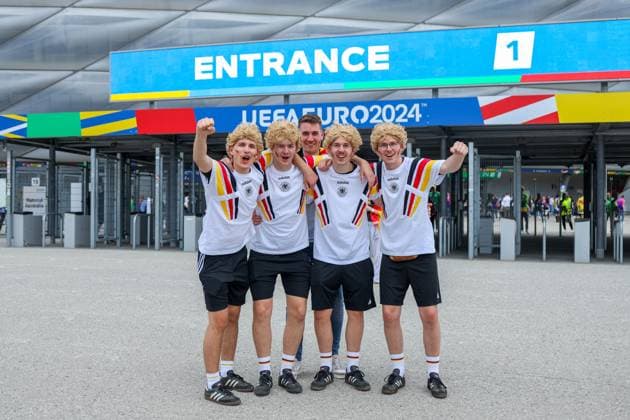 MONACHIUM 14.06.2024 MECZ I RUNDA GRUPA A MISTRZOSTW EUROPY 2024: NIEMCY - SZKOCJA --- FIRST ROUND GROUP A UEFA EURO, EM, Europameisterschaft,Fussball 2024 MATCH GERMANY - SCOTLAND IN MUNICH AT ALIANZ ARENA NZ KIBICE ZMIERZAJACY NA STADION STROJ RUDI VOLLER FOT. JACEK STANISLAWEK 400mm.pl NEWSPIX.PL --- Newspix.pl  STA14062024-143