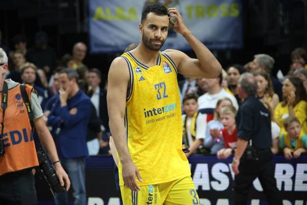 DEU, easyCredit BBL, 4 Final, ALBA vs Bayern Muenchen, 14 06 2024, Uber Arena, Berlin, DEU, easyCredit BBL, 4 Final, ALBA vs Bayern Muenchen, in the picture JOHANNES THIEMANN ALBA Berlin 32 , ALBA Fans, Fans Foto Juergen Engler nordphoto GmbH nordphotoxGmbHx xEngler nph00076