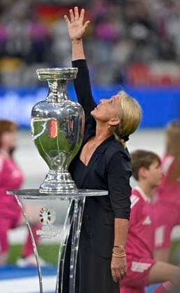 14 06 2024, Football UEFA EURO 2024, preliminary round, 1 match day, opening match Germany Scotland, at the Football Arena Munich Heidi Beckenbauer sends a kiss to heaven to her late husband