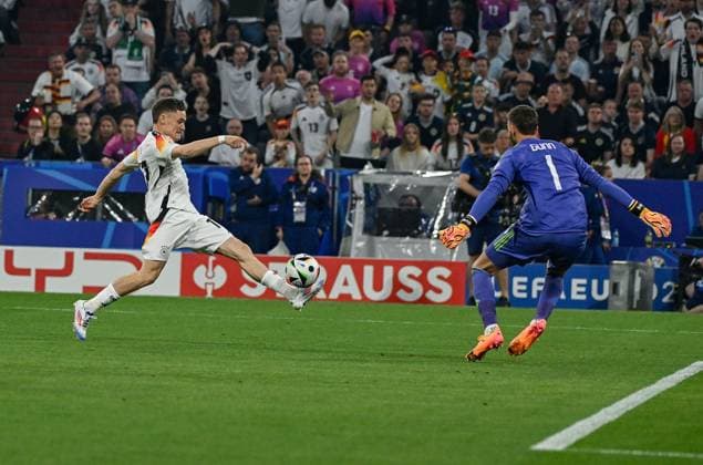 14 06 2024, xpsx, UEFA Euro 2024 preliminary round, Germany Scotland v l Florian Wirtz Deutsche Fussball Nationalmannschaft DFB , Angus Gunn Team Scotland DFL DFB REGULATIONS PROHIBIT ANY USE OF PHOTOGRAPHS as IMAGE SEQUENCES and or QUASI VIDEO München Bayern Deutschland DEU