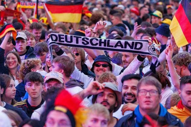 UEFA Euro 2024 Germany Scotland Fan Zone Berlin Brandenburg Gate 14 06 2024 Cheering fans in front of the screen Impressions from the Fan Zone at the Brandenburg Gate in Berlin for the European Championship opening match between Germany and Scotland UEFA Euro 2024 14 06 2024 Copyright: xBEAUTIFULxSPORTS Hahnex