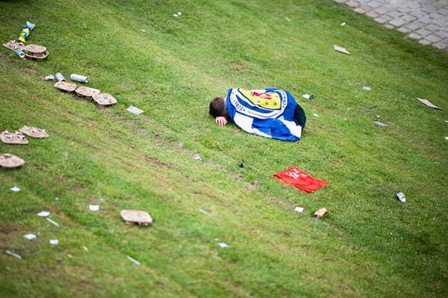 14 06 2024 Football, European Championship 2024 in Germany, Feature Germany Scotland A drunken Scottish fan lies on the grass at the public viewing in the Munich fan zone at the Olympic Park