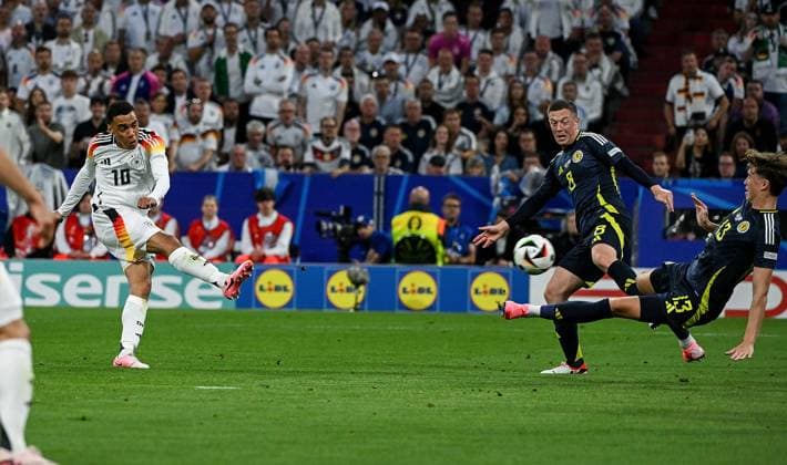 14 06 2024, xpsx, UEFA Euro 2024 preliminary round, Germany Scotland v l tor zum 2 0 für Deutschland Torschütze Jamal Musiala Deutsche Fussball Nationalmannschaft DFB , Callum Mcgregor Team Schottland , Jack Hendry Team Schottland DFL DFB REGULATIONS PROHIBIT ANY USE OF PHOTOGRAPHS as IMAGE SEQUENCES and or QUASI VIDEO München Bayern Deutschland DEU