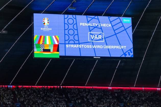 240614 A big screen displays a VAR review message during the UEFA Euro 2024 Football Championship match between Germany and Scotland on June 14, 2024 in Munich Photo Mathias Bergeld BILDBYRAN kod MB MB0933 fotboll football soccer fotballs em europamästerskap em uefa euro uefa european football championship euro 2024 deutschland germany scotland bbeng skottland  Copyright: MATHIASxBERGELD BB240614MB062