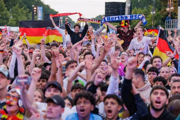UEFA Euro 2024 Germany Scotland Fan Zone Berlin Brandenburg Gate 14 06 2024 Cheering fans in front of the screen Impressions from the Fan Zone at the Brandenburg Gate in Berlin for the European Championship opening match between Germany and Scotland UEFA Euro 2024 14 06 2024 Copyright: xBEAUTIFULxSPORTS Hahnex